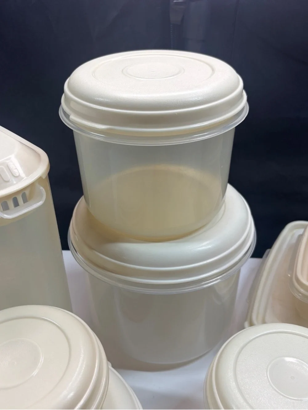 24 piece Vtg Rubbermaid storage containers almond lids